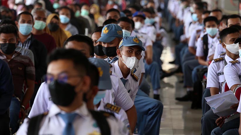 Ribuan Warga Antre Ikuti Vaksinasi di Bandara Juanda Surabaya - Bagian 1