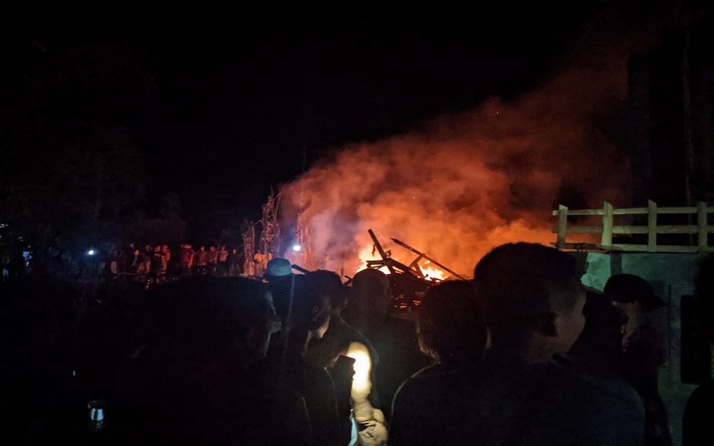 2 Rumah Panggung di Bima Terbakar, Api Muncul dari Colokan Kabel 