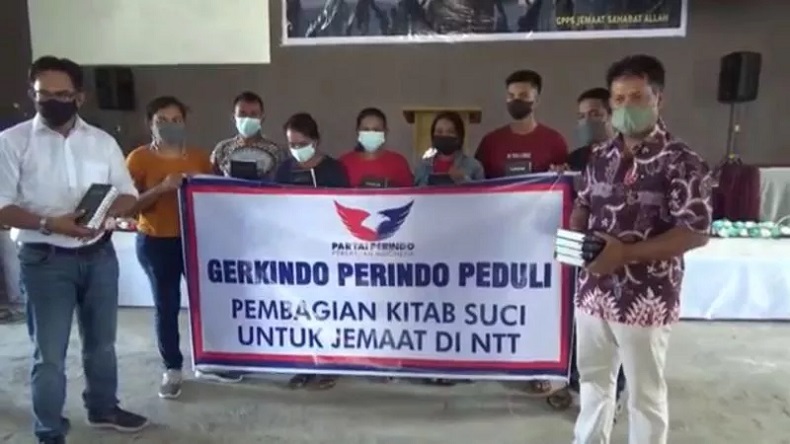 Bagikan Alkitab kepada Umat Kristiani di Kupang, Ketua Gerkindo NTT: Ini Wujud Berbagi Kasih