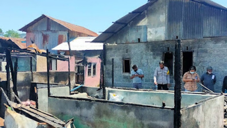 6 Rumah Semipermanen di Kompleks Padat Penduduk Sari Kelapa Bitung Hangus Terbakar