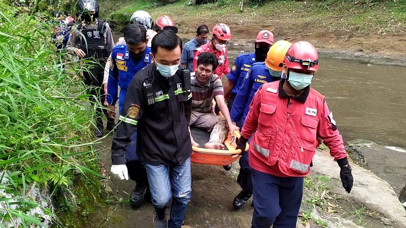 Panik Dikejar Massa, Terduga Pencuri Mobil Boks Lompat dari Jembatan dan Terluka 