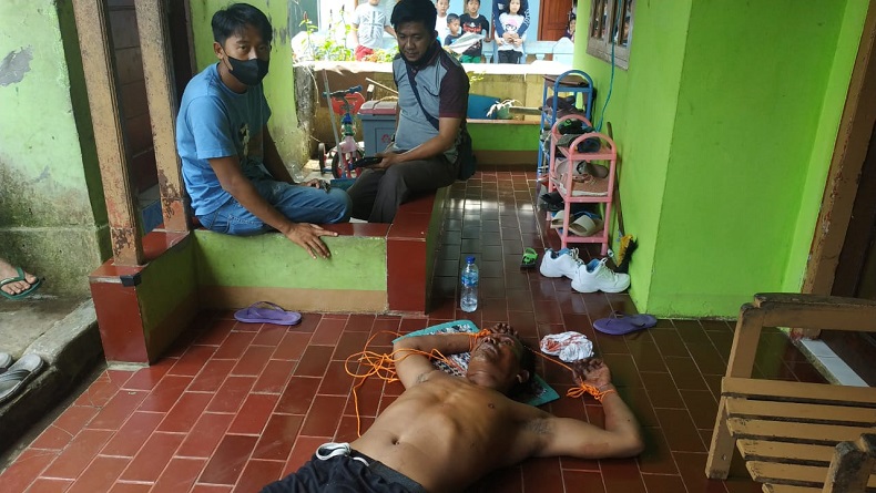 ODGJ Ngamuk di Cibadak Sukabumi, Warung dan 2 Mobil Rusak