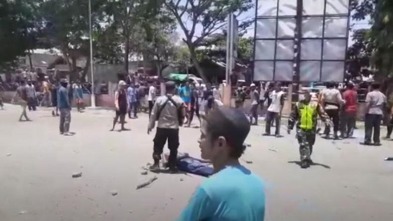 title Bacok Sekeluarga di Bima dan Tembak Polisi, Pria Ini Tewas Diamuk Massa Bacok Sekeluarga di Bima dan Tembak Polisi, Pria Ini Tewas Diamuk Massa