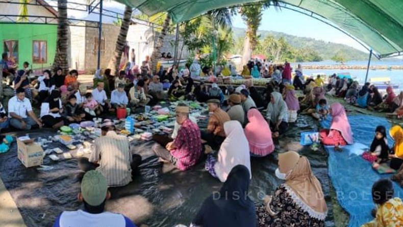 Warga 7 Desa di Kecamatan Tomini Bolsel Gelar Tradisi Mandi Safar