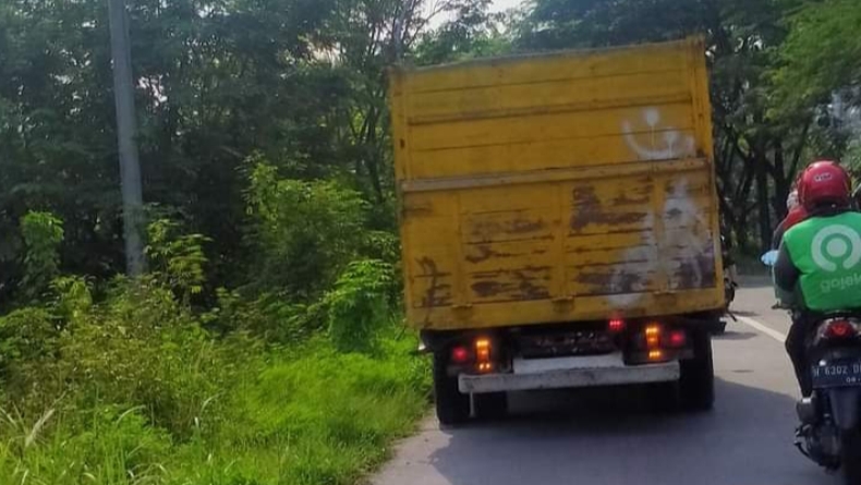 Truk Terobos Larangan Melintas di Sigar Bencah, Warga: Tertibkan!