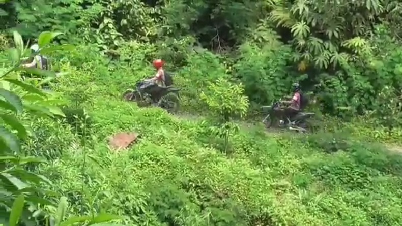 Vaksinasi Door to Door di Desa Terpencil Pegunungan Subang, Polisi Tempuh Jalur Ekstrem