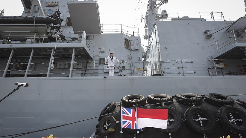 Penampakan Kapal Perang Inggris HMS Richmond Merapat ke Pelabuhan Tanjung Priok - Bagian 3
