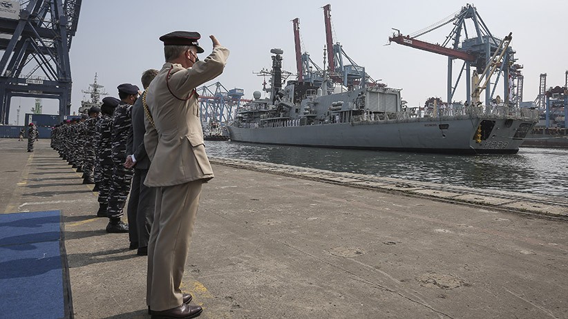 Penampakan Kapal Perang Inggris HMS Richmond Merapat ke Pelabuhan Tanjung Priok - Bagian 1
