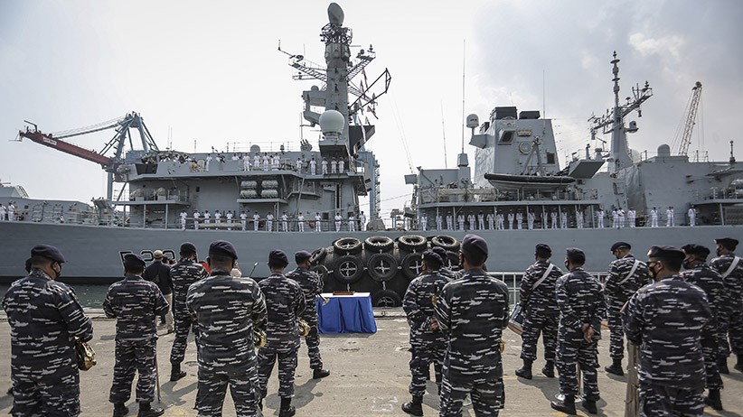 Penampakan Kapal Perang Inggris HMS Richmond Merapat ke Pelabuhan Tanjung Priok - Bagian 2
