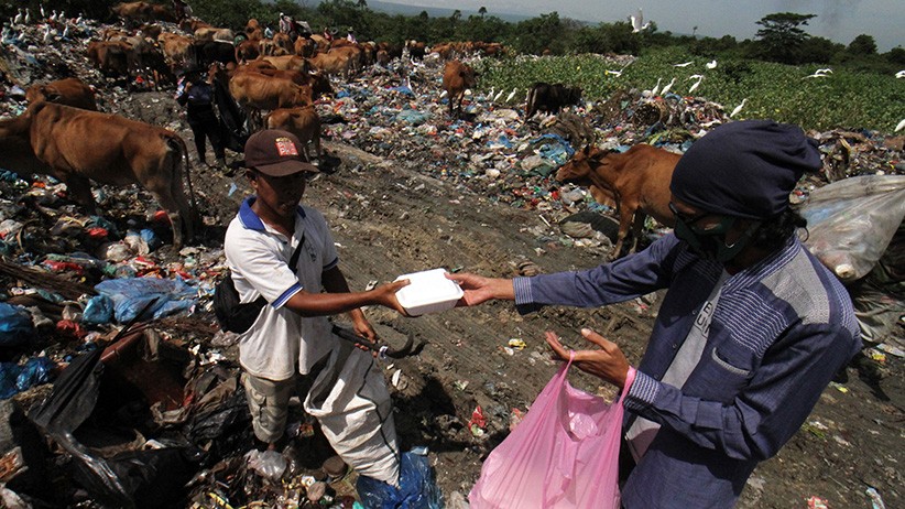 Jumat Berkah, Makanan Gratis Dibagikan untuk Para Pemulung - Bagian 1