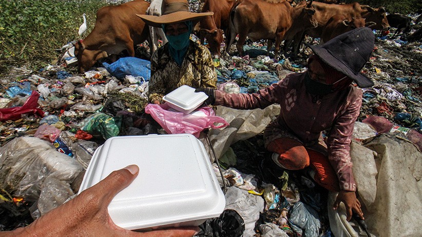 Jumat Berkah, Makanan Gratis Dibagikan untuk Para Pemulung - Bagian 2