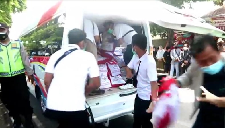 title Antusiasme Warga Bali Menanti Kedatangan Jokowi, Senang Dapat Bantuan Sembako Presiden Antusiasme Warga Bali Menanti Kedatangan Jokowi, Senang Dapat Bantuan Sembako Presiden