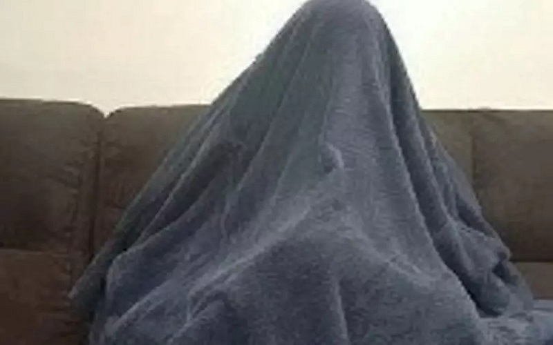 Aksi Kocak Buronan Ngumpet, Kepala Ditutup Selimut tapi Kaki Kelihatan