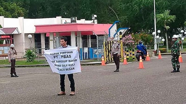 Gaji 10 Bulan Belum Dibayarkan, Pria Ini Demo Sendirian