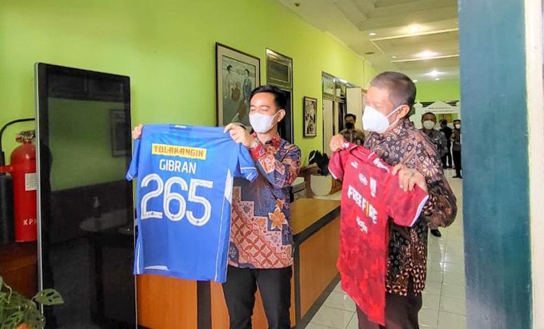 Jelang Derbi Mataram Persis Lawan PSIM, Gibran dan Wali Kota Jogja Bertukar Jersey 