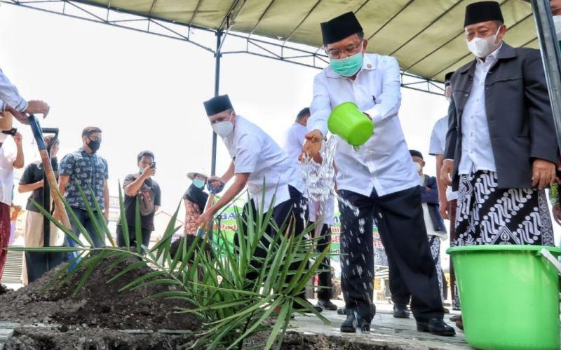 Tanam Pohon Kurma di MAJT, Jusuf Kalla Berharap Bisa Berbuah seperti di Timur Tengah