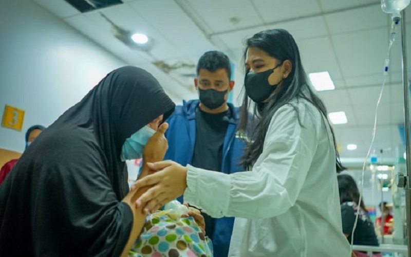 Momen Kahiyang Ayu Menangis saat Jenguk Bayi Penderita Gangguan Saluran Empedu