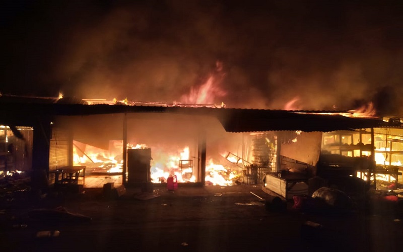 Kebakaran di Pasar Soro Kempo Dompu, Puluhan Lapak Pedagang Hangus