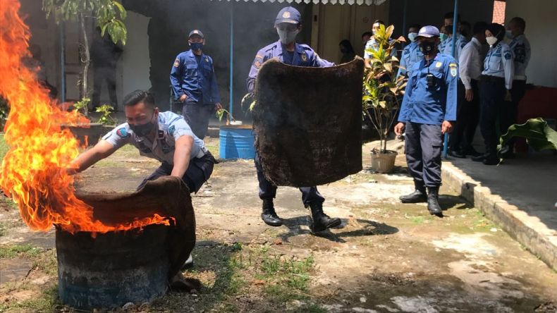 Warga Binaan dan Petugas Rutan Salatiga Latihan Pemadaman Kebakaran