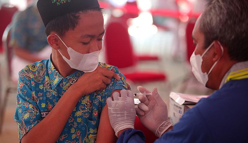 OJK Gelar Vaksinasi dan Bantuan Sosial untuk Warga Terdampak Pandemi di Lamongan - Bagian 3