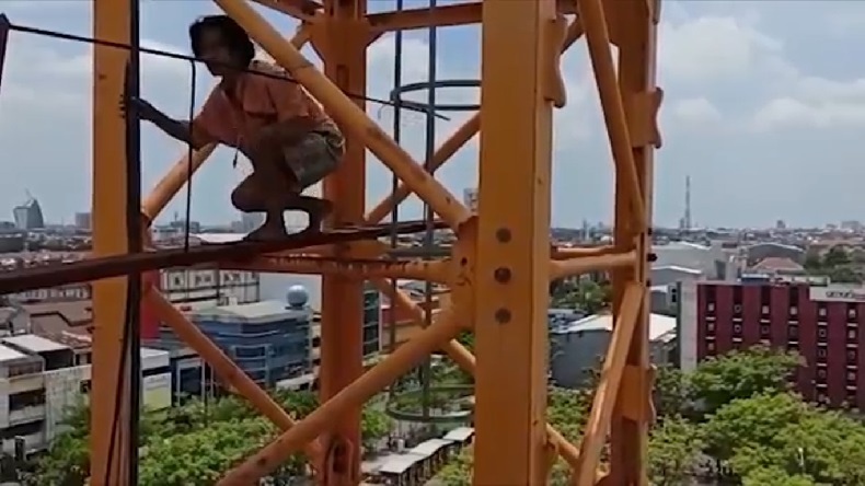 Nekat Mau Bunuh Diri, Pria di Makassar Naik Tiang Crane di Parkiran Mal