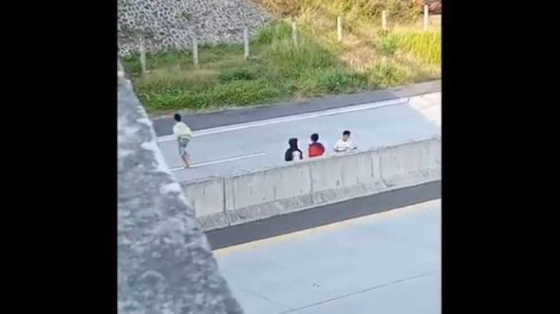 Viral, Sejumlah Remaja Nekat Ambil Video di Tengah Tol Semarang-Solo 