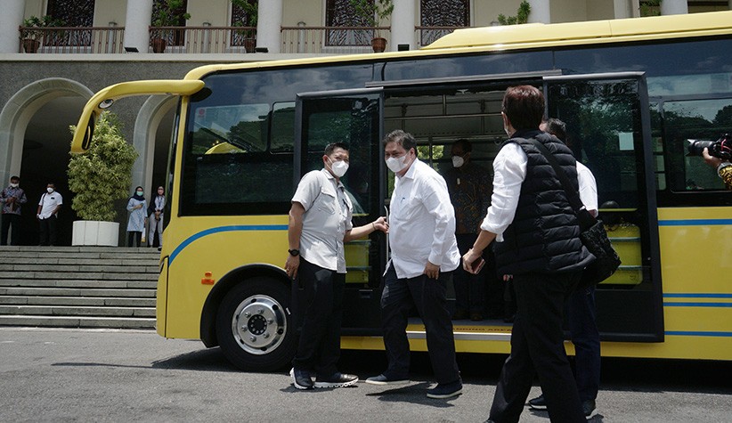 Momen Airlangga Hartarto Kemudikan Bus Listrik untuk Diserahkan ke UGM - Bagian 3