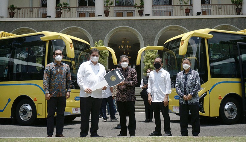 Momen Airlangga Hartarto Kemudikan Bus Listrik untuk Diserahkan ke UGM - Bagian 4