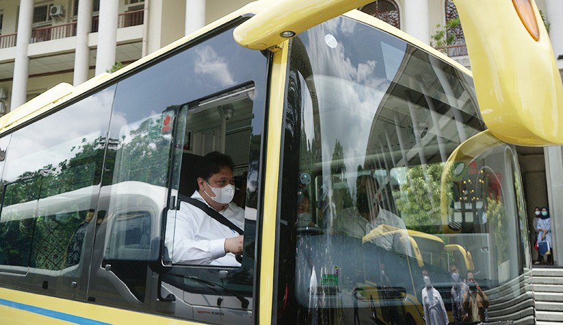 Momen Airlangga Hartarto Kemudikan Bus Listrik untuk Diserahkan ke UGM - Bagian 2
