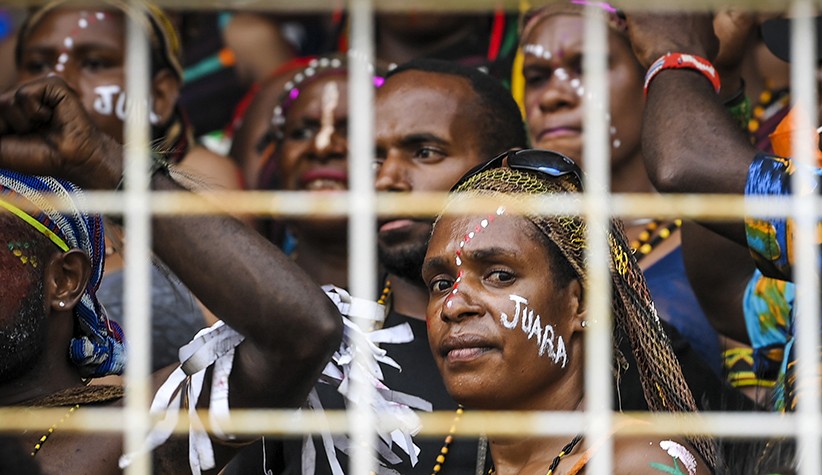 Potret Warga Pakai Koteka Menonton Pertandingan Sepak Bola PON Papua - Bagian 3