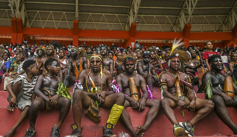 Potret Warga Pakai Koteka Menonton Pertandingan Sepak Bola PON Papua - Bagian 2