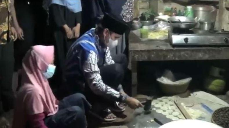 Kunjungi Rumah Warga, Begini Aksi Bupati Kendal Buat Emping Melinjo 