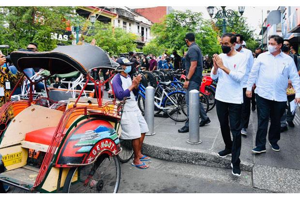   Susuri Jalan Malioboro, Jokowi Sapa Warga dan Pedagang 