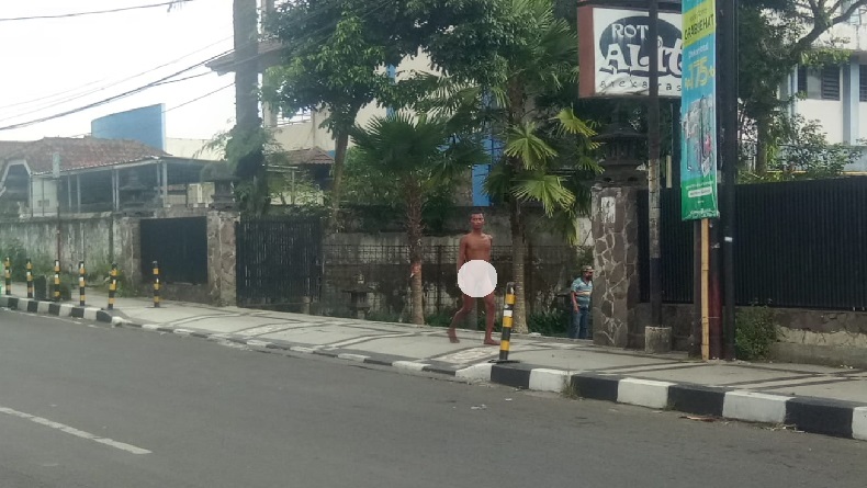 Jelang Hari Kesehatan Mental se-Dunia, ODGJ Bugil Jalan-jalan di Pusat Kota Sukabumi 