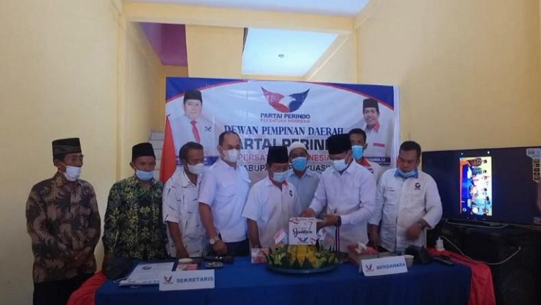 Rayakan HUT ke-7 Tahun, Kader dan Pengurus Perindo Banyuasin Potong Tumpeng