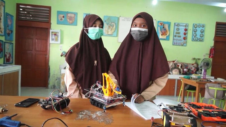 2 Siswi MTs di Banda Aceh Ciptakan Robot untuk Bantu Tenaga Kesehatan