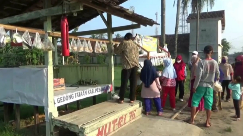 Unik, Warga Satu Kampung Swadaya Berbagi Sayuran dan Lauk Gratis