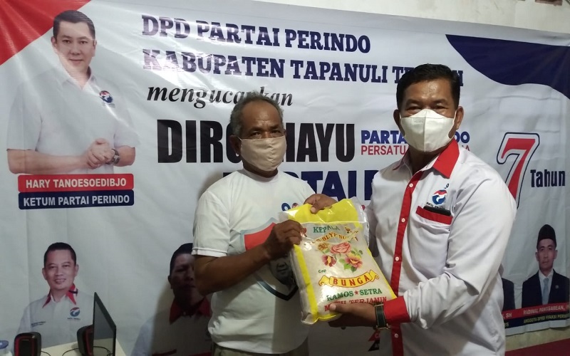 HUT ke-7 Perindo di Tapteng, Tukang Becak Senang Dapat Bingkisan