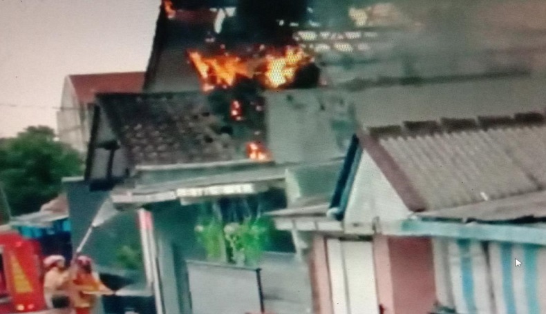 Ditinggal Penghuni Beli Obat, Rumah di Tasikmalaya Ludes Terbakar