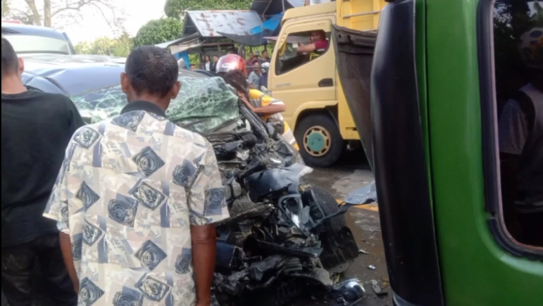 Avanza Adu Banteng dengan Truk Tronton di Aceh, 3 Tewas 2 Bocah Selamat