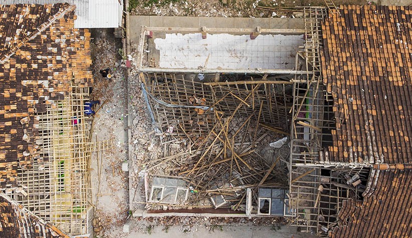 Tidak Terawat, Atap Bangunan Sekolah Ambruk di Karawang - Bagian 3