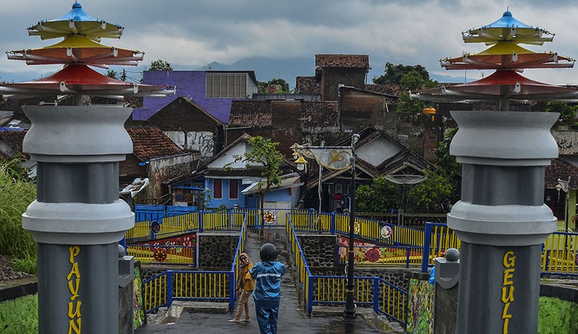Dulu Kawasan Kumuh, Bantaran Sungai Ciloseh Kini Menjadi Taman Warna-warni - Bagian 1