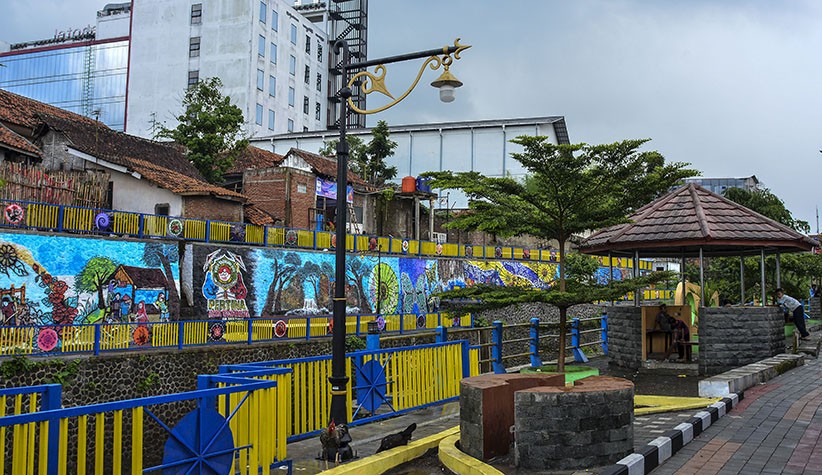 Dulu Kawasan Kumuh, Bantaran Sungai Ciloseh Kini Menjadi Taman Warna-warni - Bagian 2