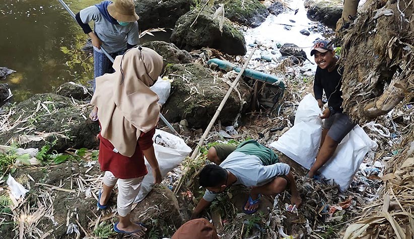 Tak Hanya Plastik, Sungai di Pasuruan Ini Tercemar Celana Dalam hingga Bra - Bagian 4