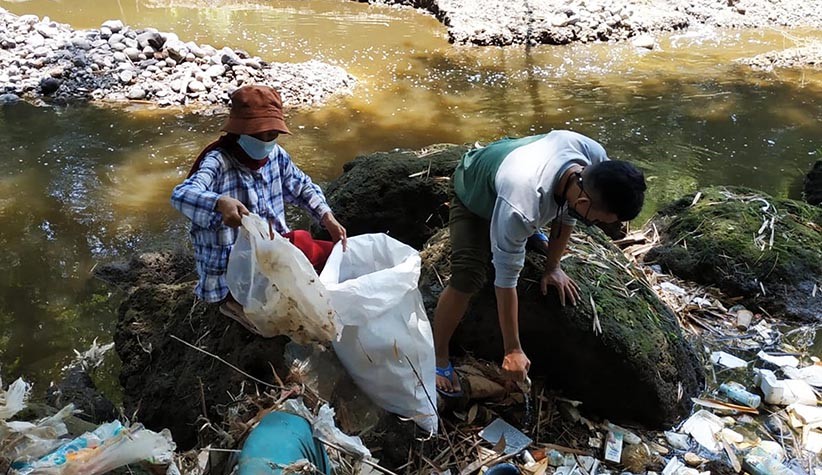 Tak Hanya Plastik, Sungai di Pasuruan Ini Tercemar Celana Dalam hingga Bra - Bagian 2