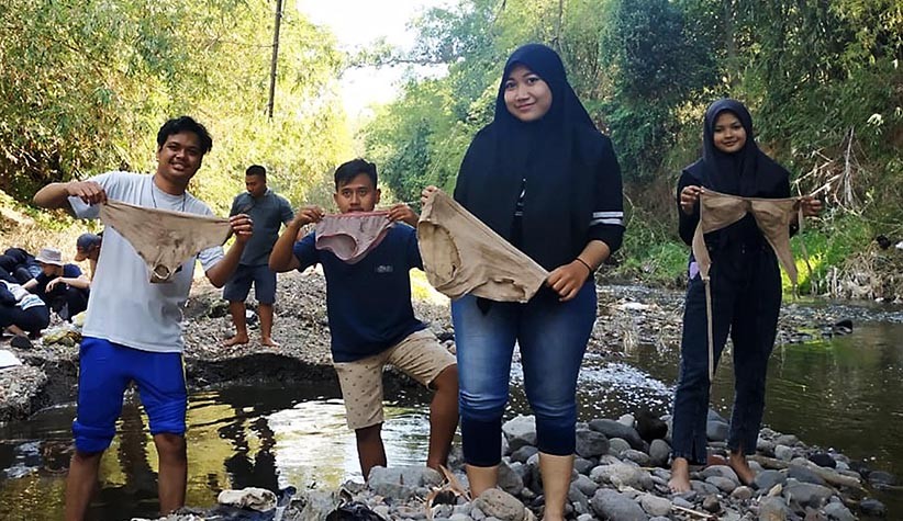 Tak Hanya Plastik, Sungai di Pasuruan Ini Tercemar Celana Dalam hingga Bra - Bagian 3