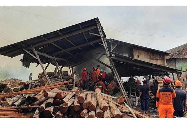  Penggergajian Kayu Terbakar, 10 Mobil Damkar dan 3 Water Canon Dikerahkan 