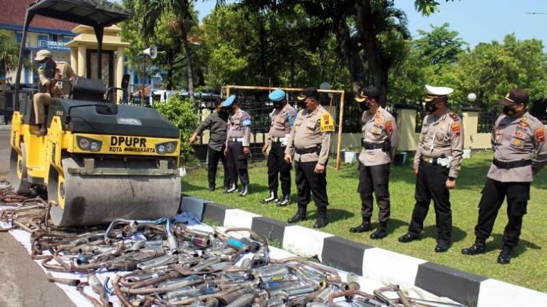 Ribuan Knalpot Brong Digilas di Halaman Polresta Solo 