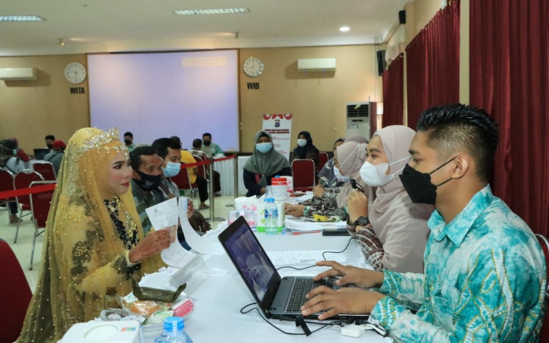Perempuan Ini Pakai Gaun Pengantin saat Ambil Bantuan Tunai di Kantor Polisi