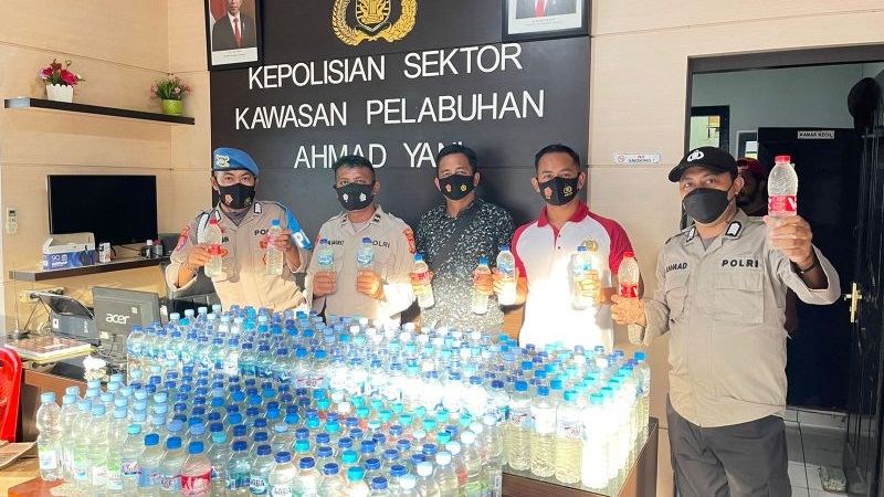 Polisi Dapati Ratusan Botol Miras Cap Tikus di Pelabuhan Ahmad Yani Ternate